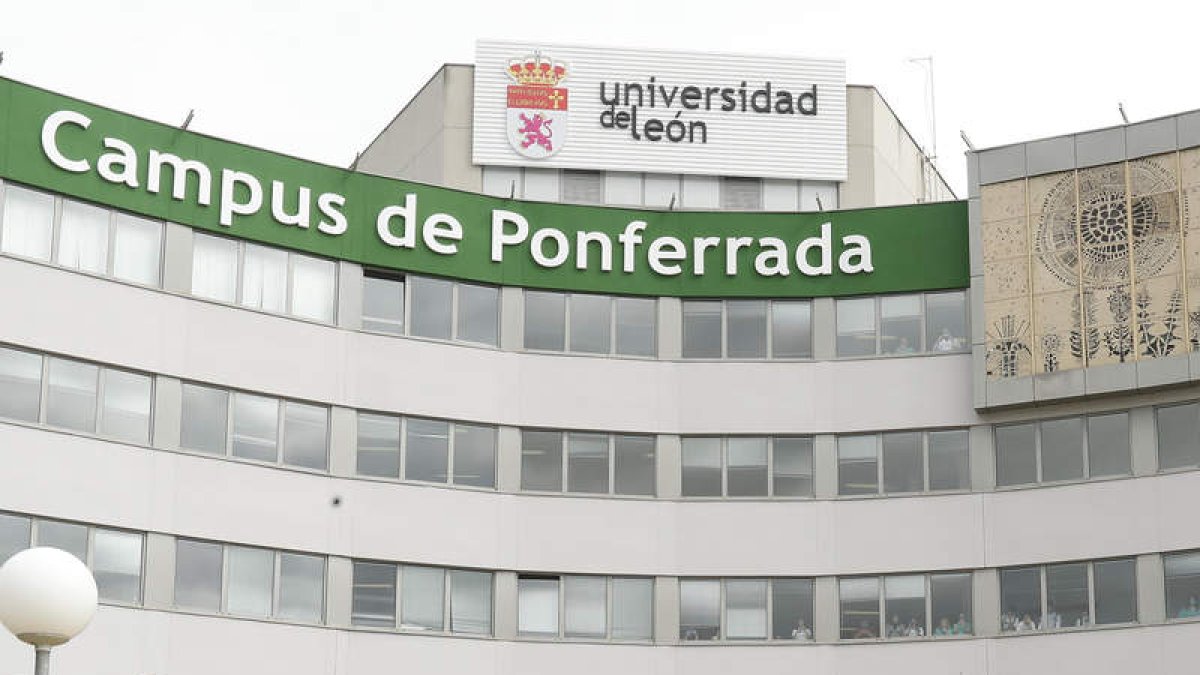 Imagen de archivo de la fachada del edificio central del Campus de Ponferrada.