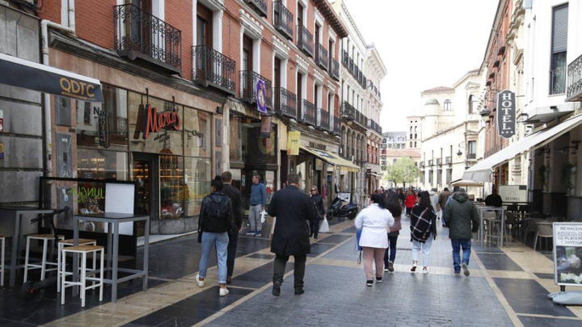 Comercios en la Calle Ancha de León.