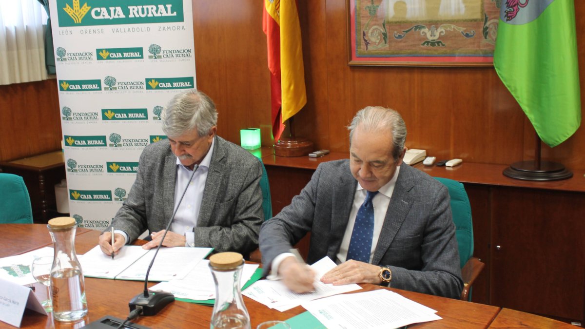 Firma del acuerdo de colaboración entre la Universidad de León y Caja Rural.