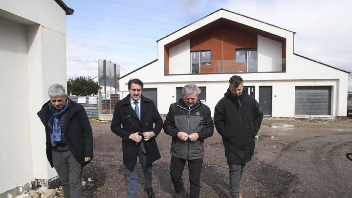 El consejero de Medio Ambiente, Juan Carlos Suárez Quiñones, junto al alcalde de Carracedelo, Raul Valcarce, visita las obras de las viviendas sociales de Posada del Bierzo, en el municipio de Carracedelo, este lunes.