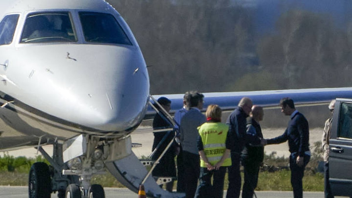 El rey Juan Carlos (3d) a su llegada este miércoles al aeropuerto de Foronda, en Vitoria.