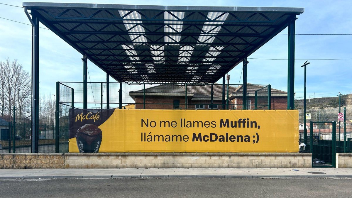 Vista de La Magdalena con el anuncio del nuevo producto de McDonalds