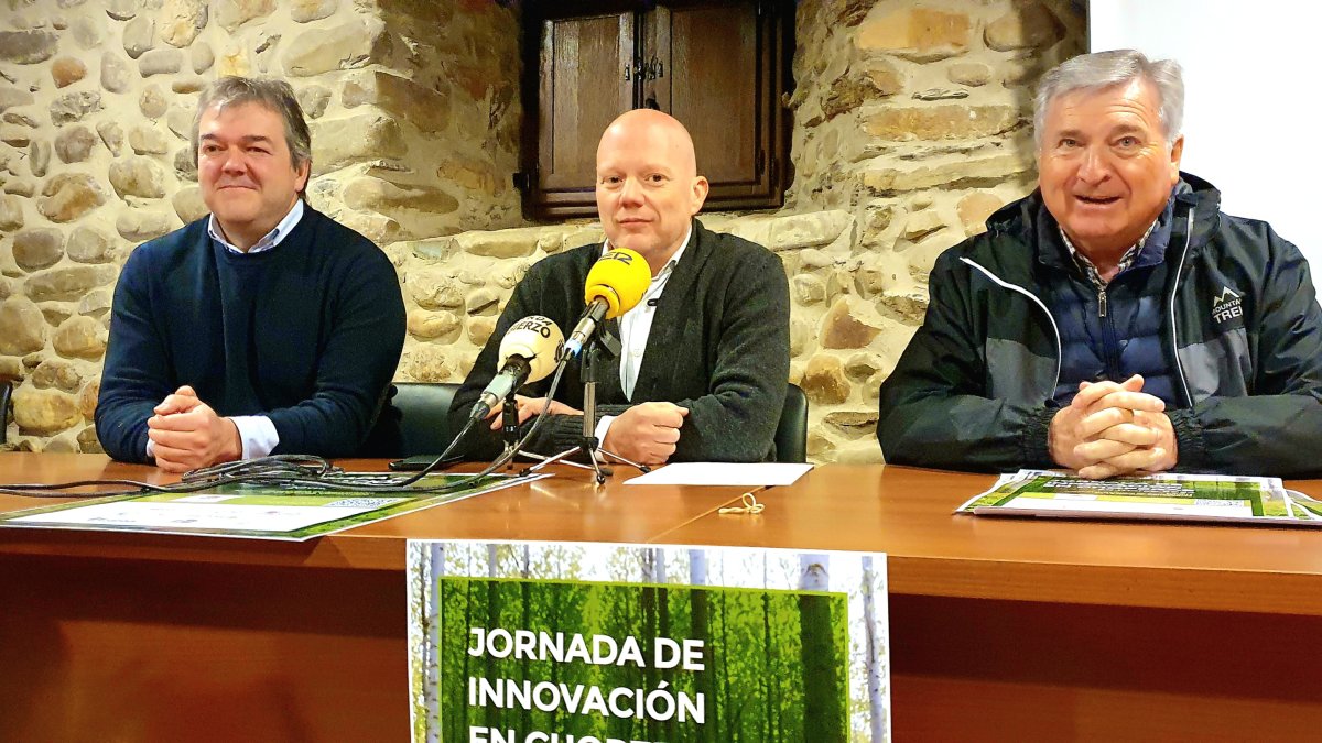 Roberto Rubio (Cesefor), Pablo Linares (Alimentos de Calidad del Bierzo) y Raúl Valcarce (alcalde Carracedelo).