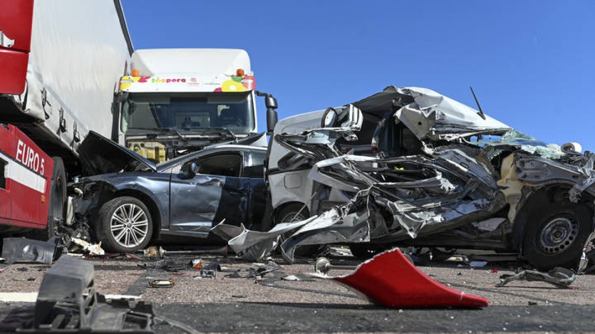 Vehículos implicado en la colisión múltiple en la autopista AP-7, a la altura de Nules, con 40 vehículos implicados.