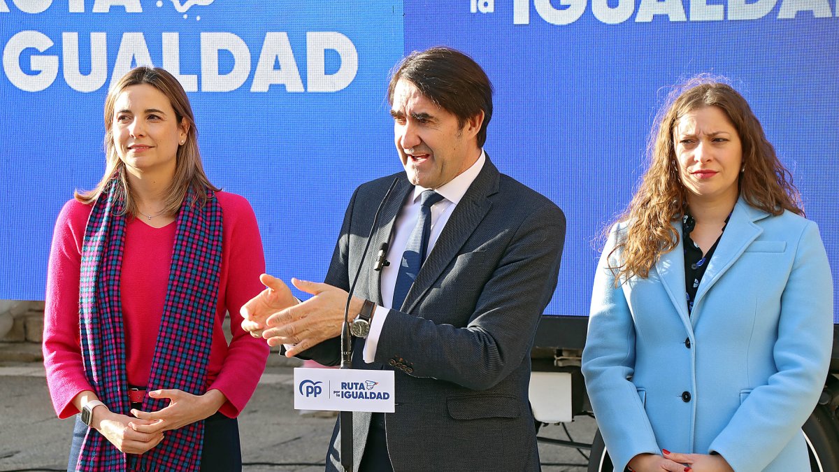 Irene Muñoz, secretaria ejecutiva de FP; Juan Carlos Suárez Quiñones, consejero de Fomento y Esther Muñoz presidenta del PP de león