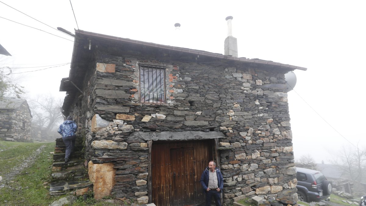 Abel Crespo, junto a su vivienda en Los Montes de la Ermita.