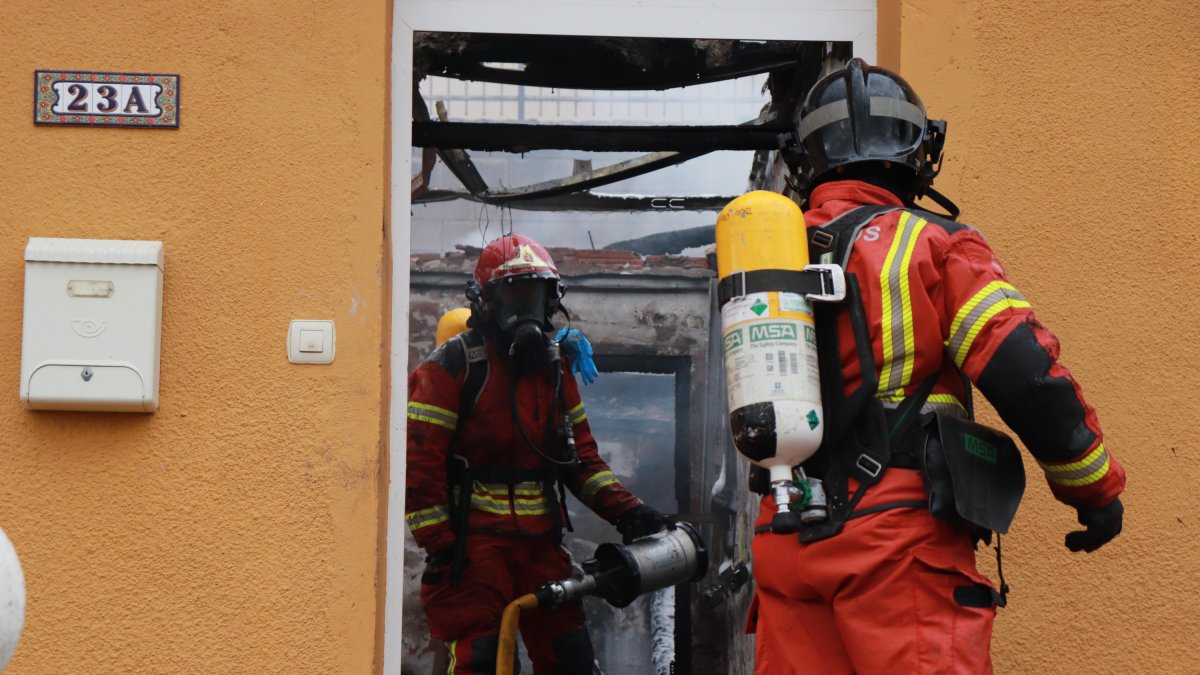 El fuego se produjo por la chimenea de una vivienda, que se extendió a al edificio de al lado.