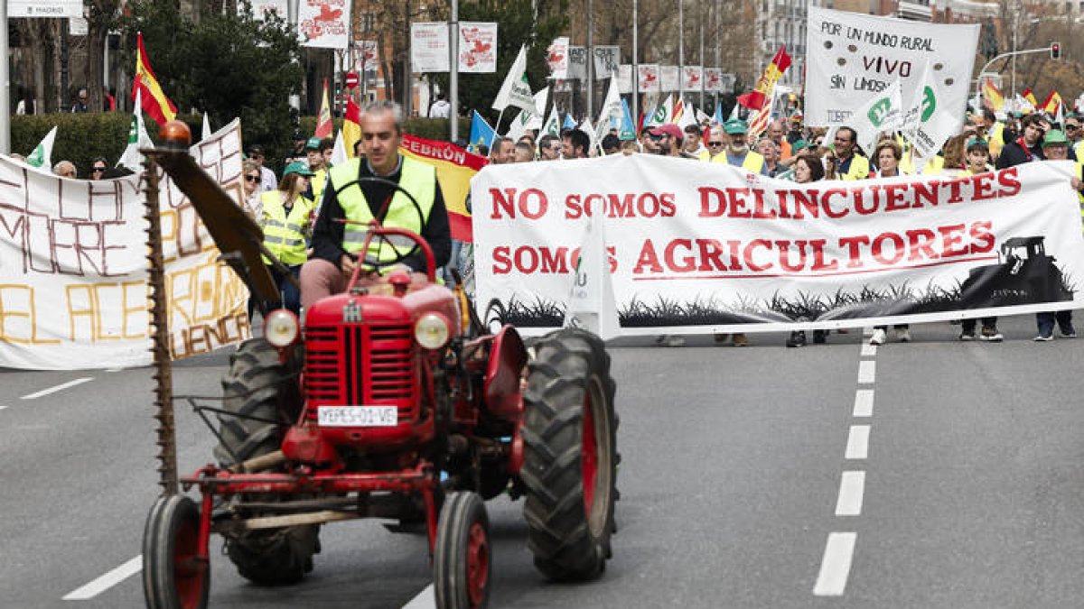 Agricultores y ganaderos protestan ante el Ministerio de Agricultura en Madrid este domingo.