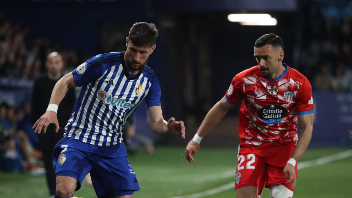 Un momento del encuentro del SD Ponferradina al CD Lugo, disputado en el estadio de El Toralin en Ponferrada.