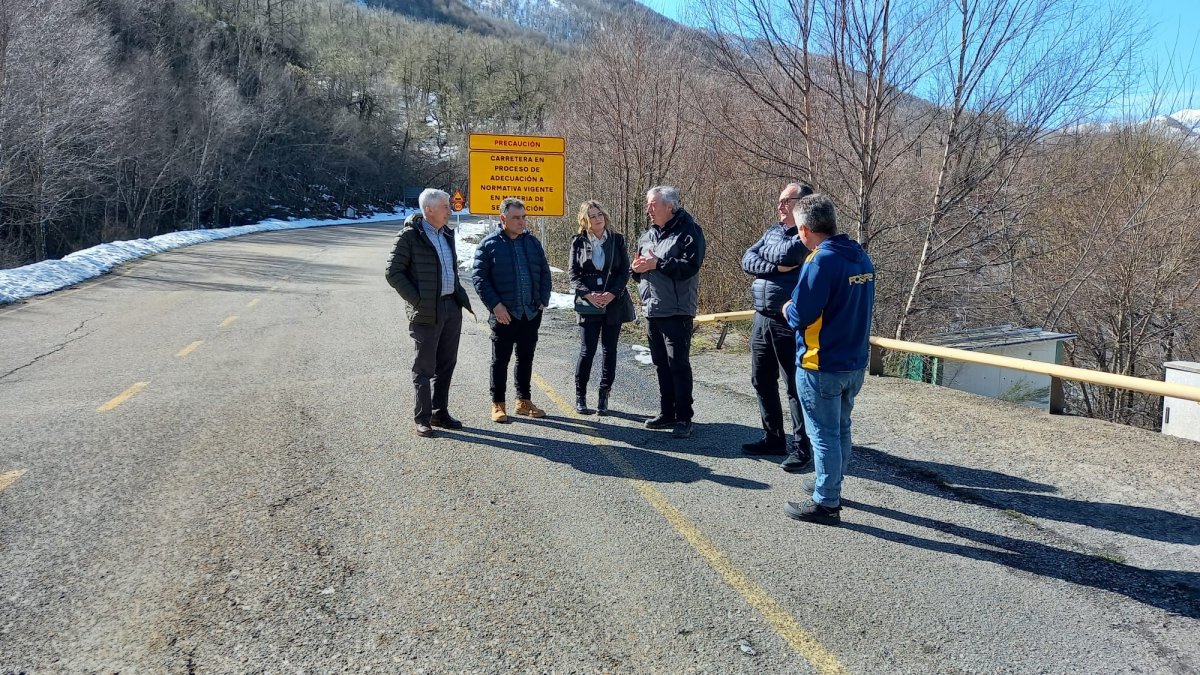 Foto de la visita de los diputados del PP a la carretera de Valdeprado.