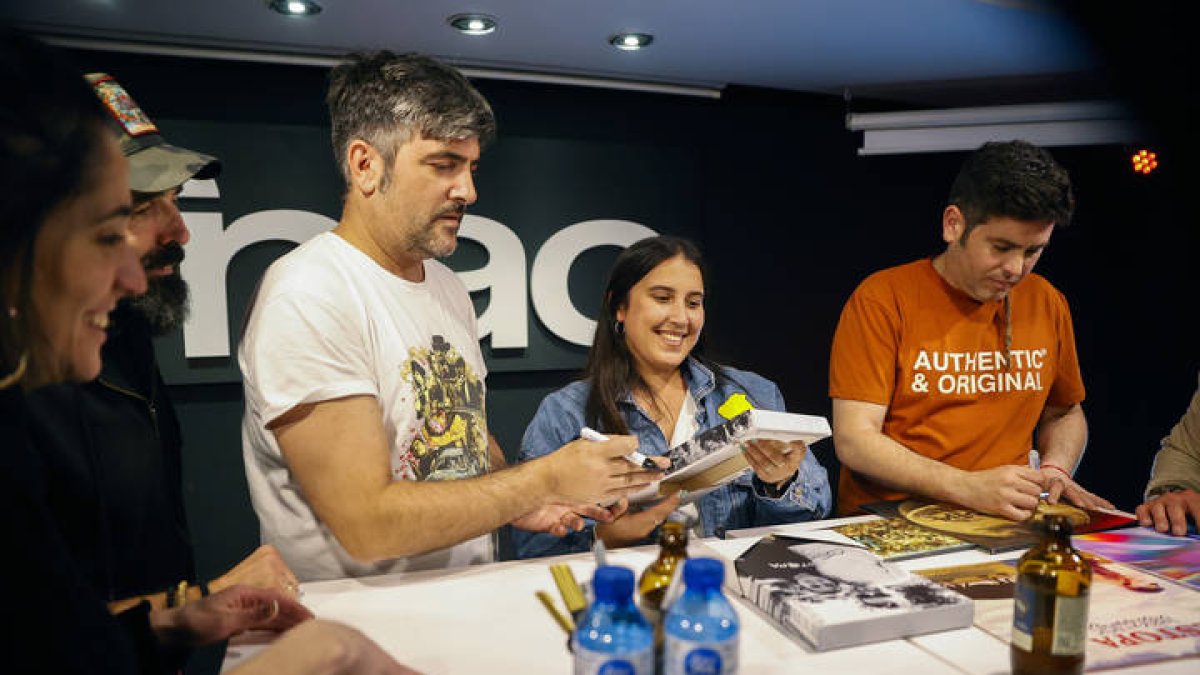 Los hermanos José Manuel (i) y David Muñoz (d), del dúo musical Estopa, participan este lunes en una multitudinaria firma de discos.