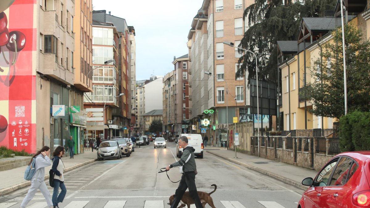 El último tramo pendiente de reforma de la calle Camino de Santiago en Ponferrada, este miércoles.