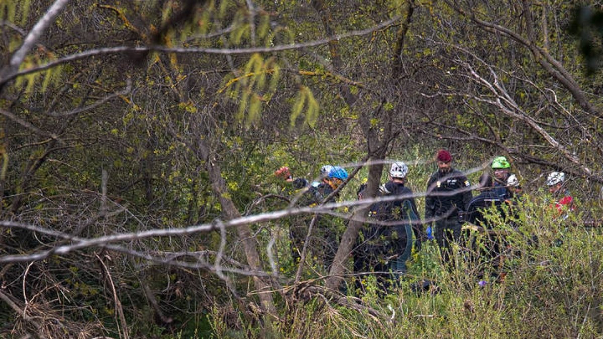 Efectivos de emergencias rescataron un cuerpo sin vida del río Ebro en Logroño en la zona donde se busca desde hace más de dos semanas al joven Javier Márquez.