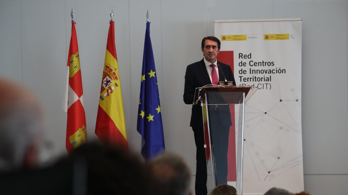 El consejero de la Junta, Juan Carlos Suárez-Quiñones, este jueves en su ponencia durante la celebración en Ponferrada de la jornada sobre innovación y desarrollo territorial.