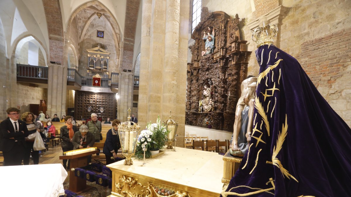 La Virgen del Mercado ha quedado mortada sobre el paso, momento icónico que este año se ha realizado a puerta cerrada.