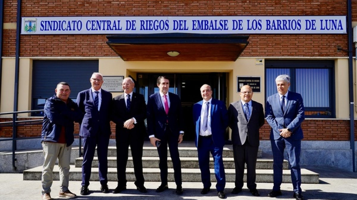 El consejero de Medio Ambiente, Vivienda y Ordenación del Territorio, Juan Carlos Suárez-Quiñones, participa en el acto de homenaje a Ángel González Quintanilla.