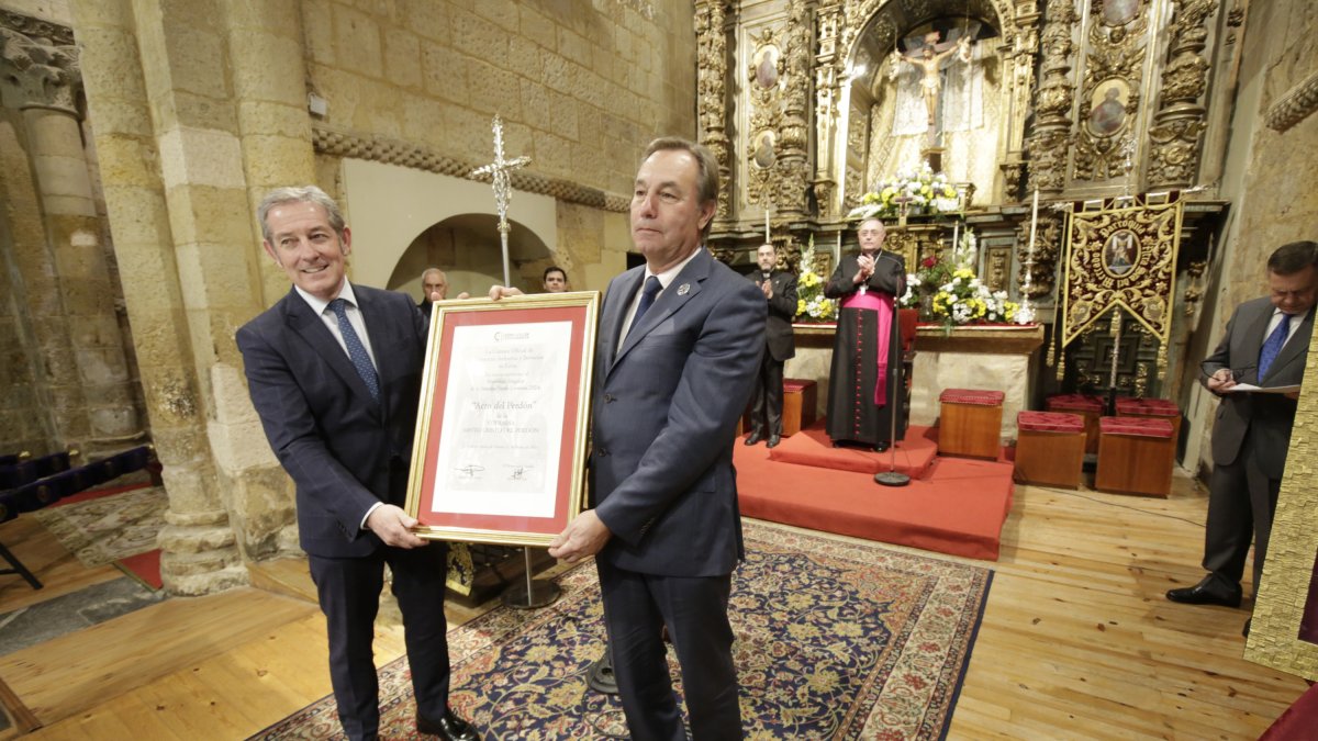 El presidente de la Cámara de Comercio, Javier Vega, entrega la distinción al abad del Perdón, José María Urdiales.