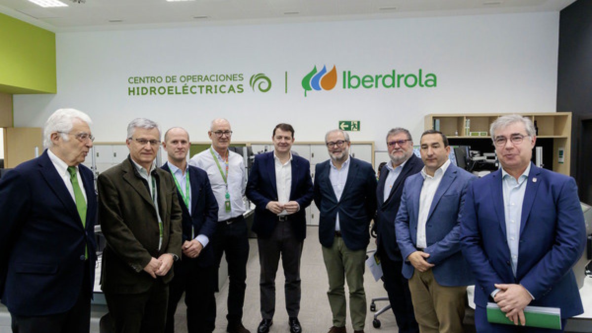 El presidente de la Junta de Castilla y León, Alfonso Fernández Mañueco, visita el Centro de Operación Hidroeléctrico que Iberdrola tiene en la localidad salmantina de Carbajosa de la Sagrada.