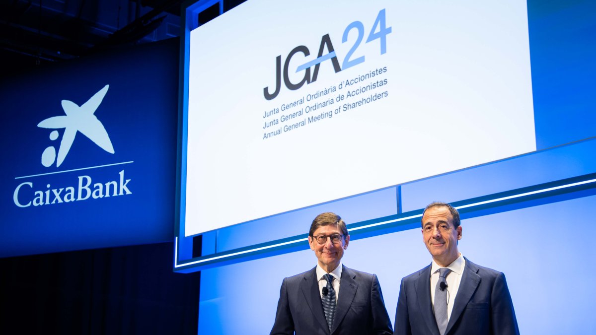 El presidente de CaixaBank, José Ignacio Goirigolzarri, y el consejero delegado, Gonzalo Gortázar, en la Junta General Ordinaria de Accionistas.