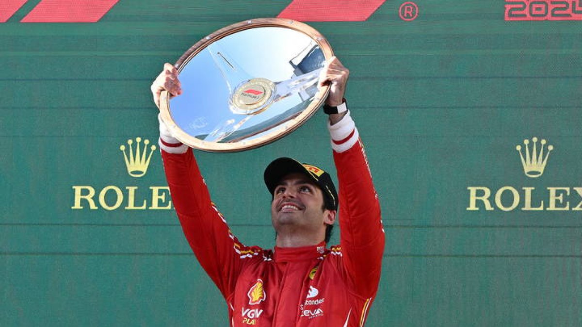 Carlos Sainz celebra en el podio su triunfo en el Gran Premio de Australia.
