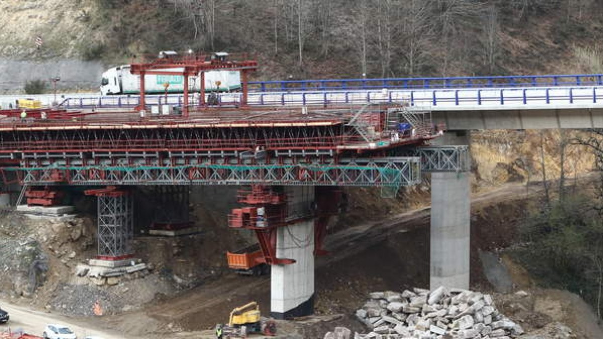 Trabajos de construcción en la entrada sur del viaducto del Castro, donde se desmoronó el segundo de los vanos, en una imagen de esta pasada semana.