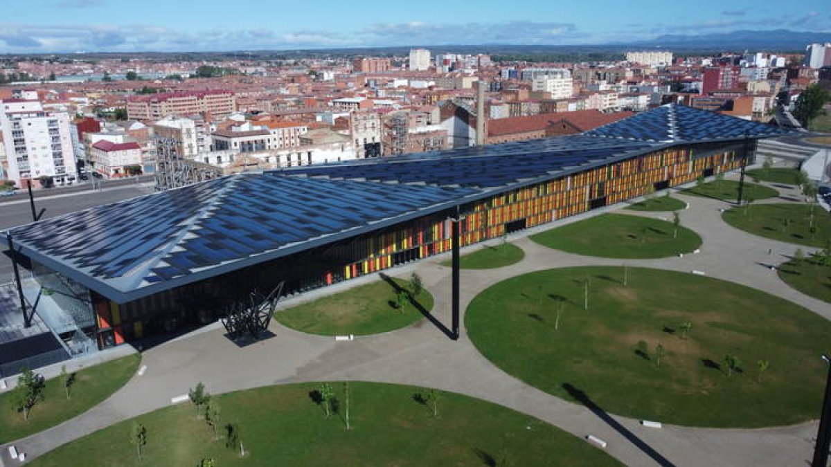 El techo del Palacio de Exposiciones está coronado por más de 4.000 paneles solares.