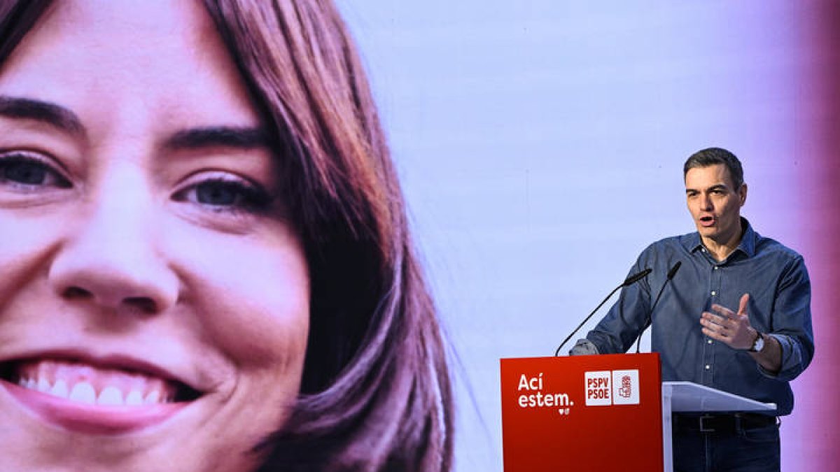 El secretario general del PSOE y presidente del Gobierno, Pedro Sánchez, clausura el congreso extraordinario con el que los socialistas valencianos abren una nueva etapa bajo el liderazgo de la ministra de Ciencia, Innovación y Universidades Diana Morant. EFE/Andreu Esteban