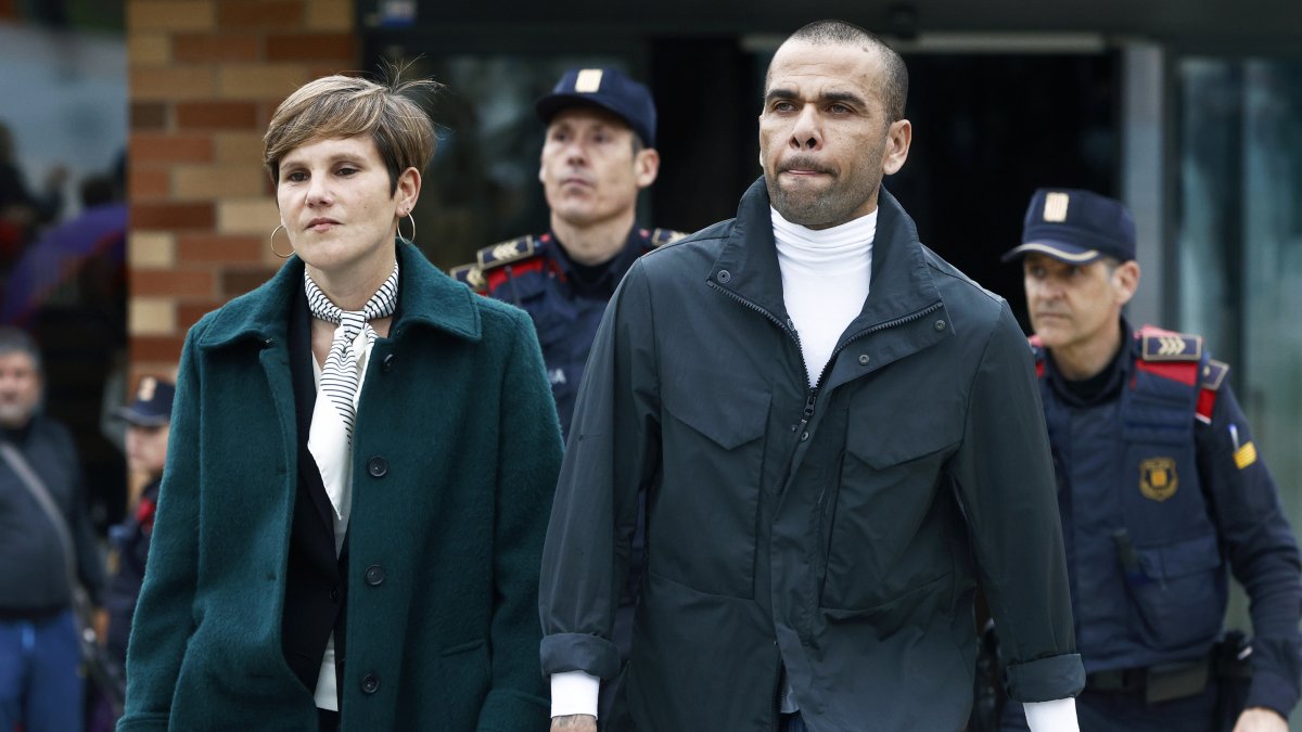 El jugador brasileño de fútbol, Dani Alves, acompañado de su abogada, Inés Guardiola, salió este tarde en libertad provisional del centro penitenciario Brians 2, tras ser depositada hoy la fianza de un millón de euros en la Audiencia de Barcelona.