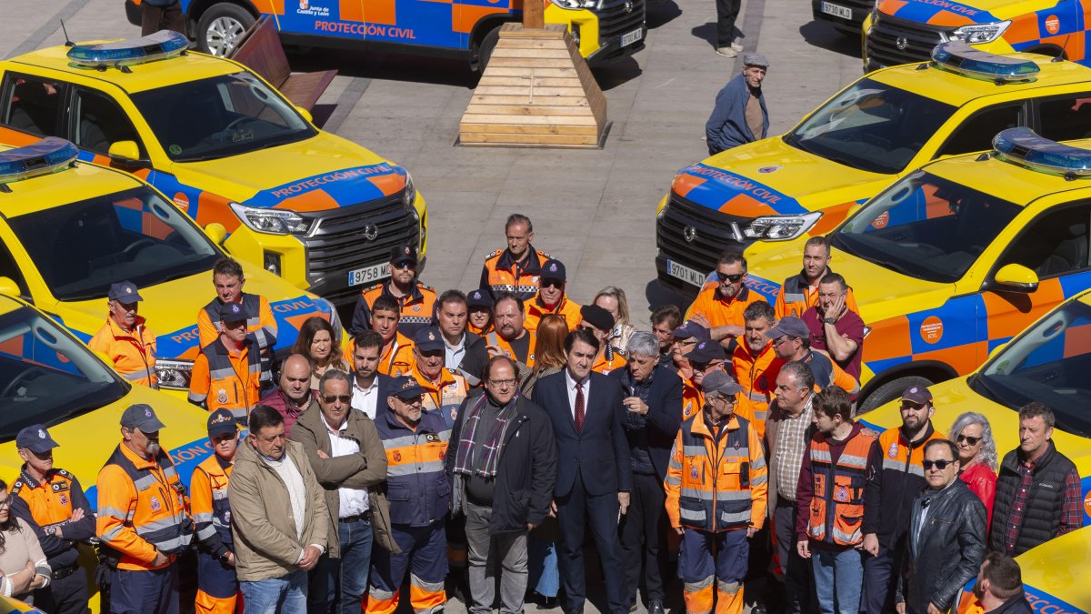 El consejero de Medio Ambiente, Vivienda y Ordenación del Territorio, Juan Carlos Suárez-Quiñones, presenta los vehículos de Protección Civil de la provincia de León.