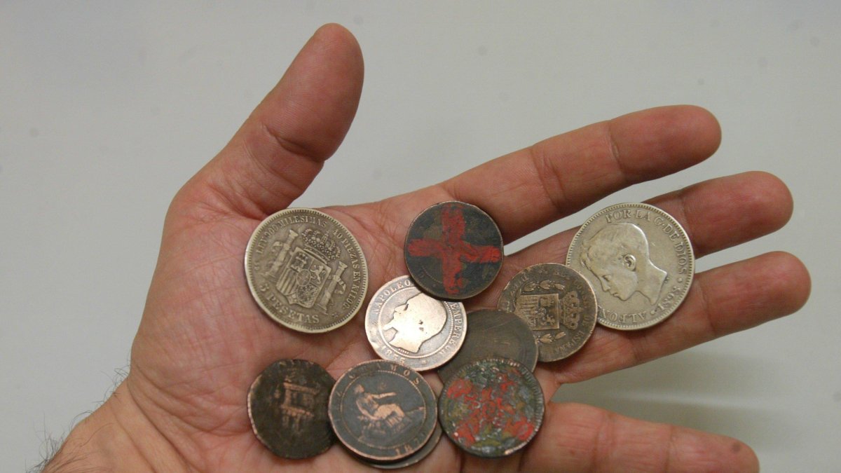 Antiguas monedas de bronce y plata del siglo XIX utilizadas en el tradicional juego de las chapas, típico de Semana Santa.