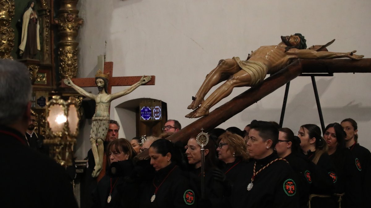 Momento del Viacrucis, estación decimosegunda, en la basilica de la Encina.