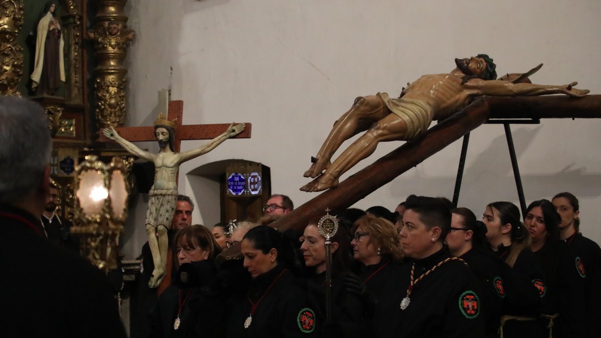 Momento del Viacrucis en la Encina, esta noche de Lunes Santo.