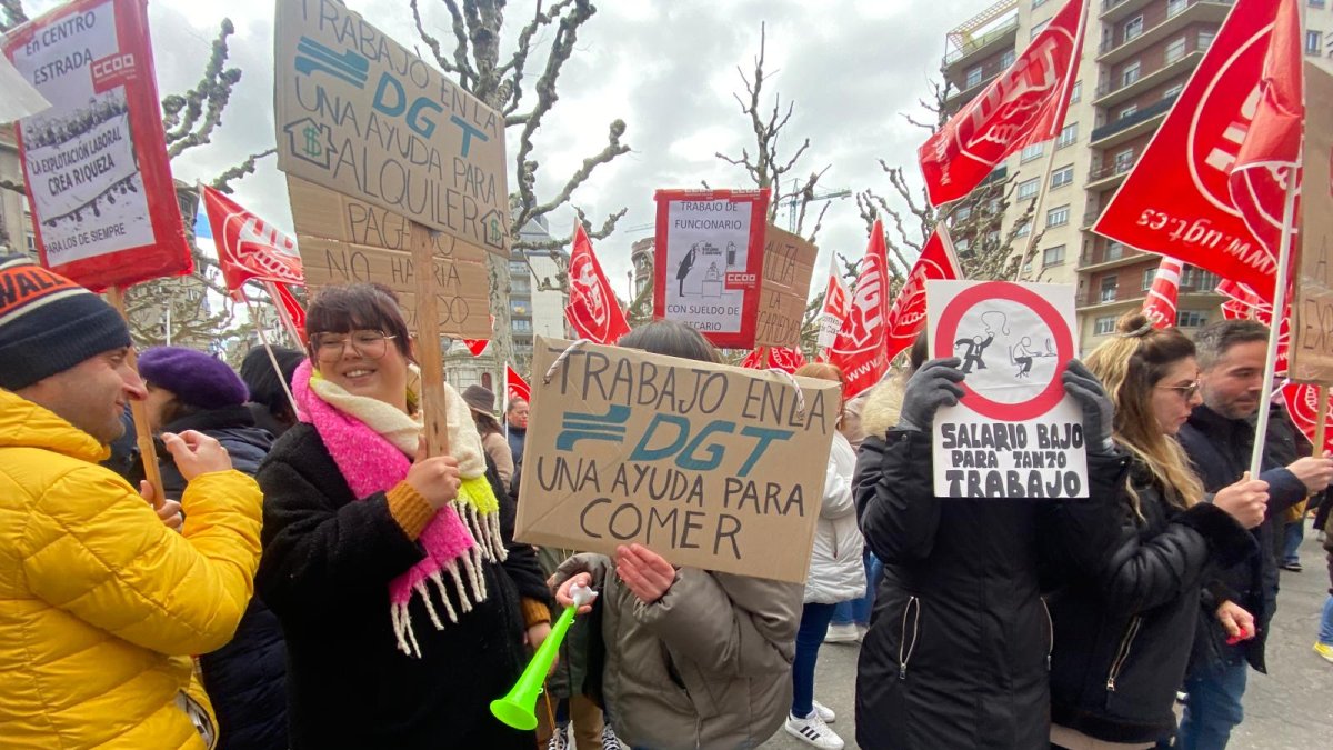 Concentración de los trabajadores del Centro Estrada en la Subdelegación del Gobierno.