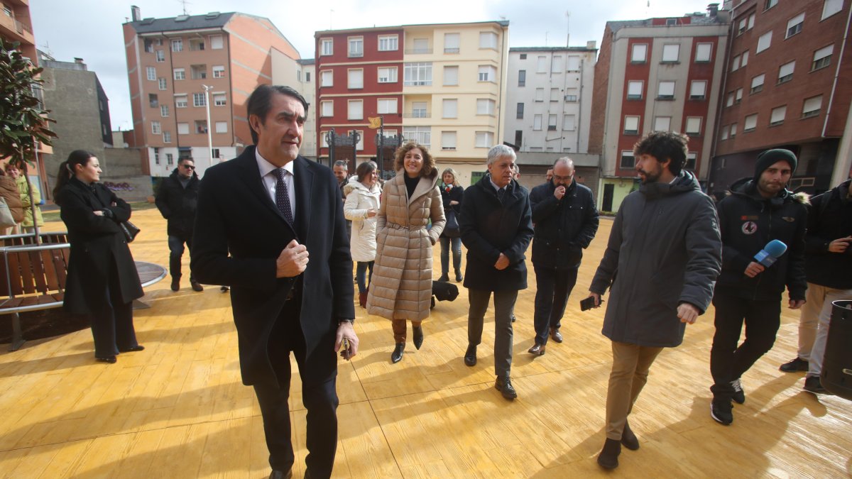 Visita de Quiñones a las obras de la plaza interior de Ponferrada.