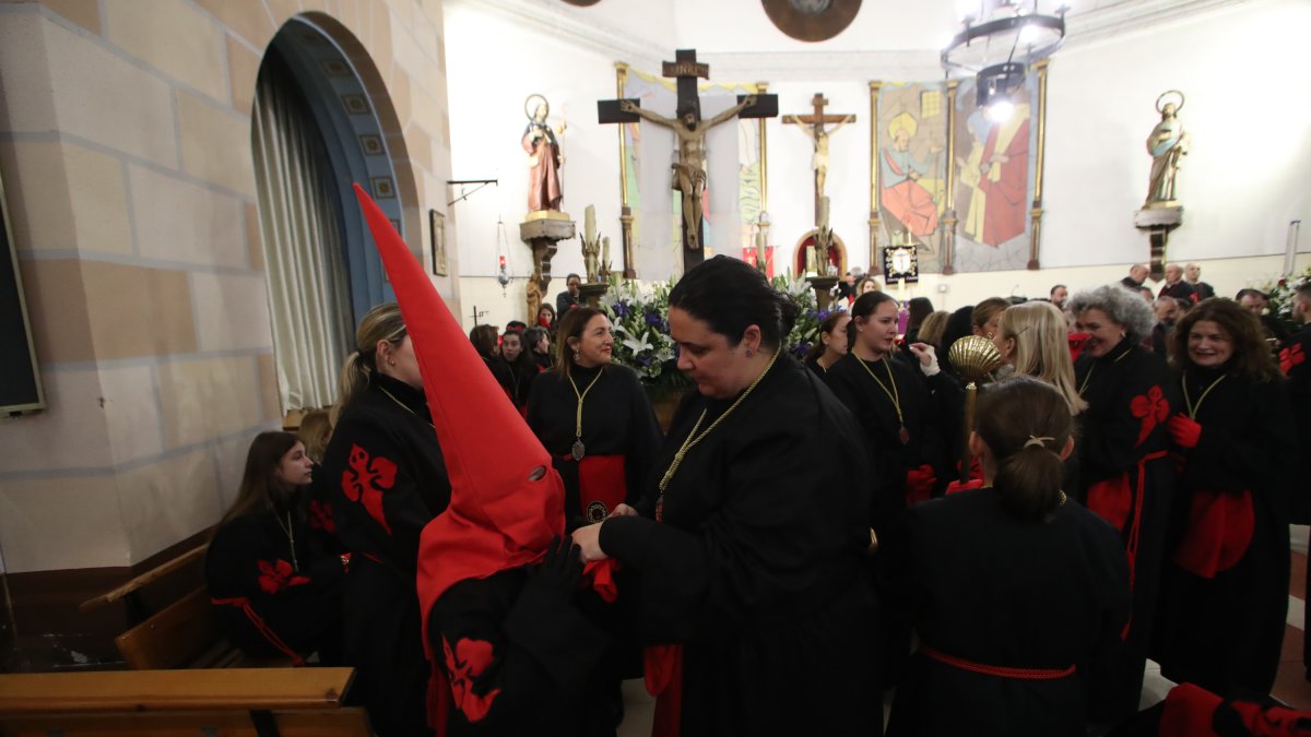 Un momento de la procesión del Santo Cristo del Camino, en el barrio de Flores del Sil.