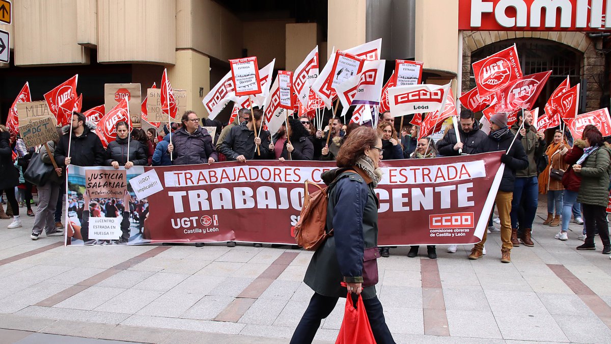Concentración de trabajadores del Centro Estrada de León, con motivo de la huelga que protagonizan hasta el 7 de abril.