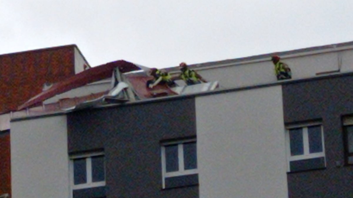 Bomberos de León, en la cubierta de un edificio en la glorieta de Carlos Pinilla.
