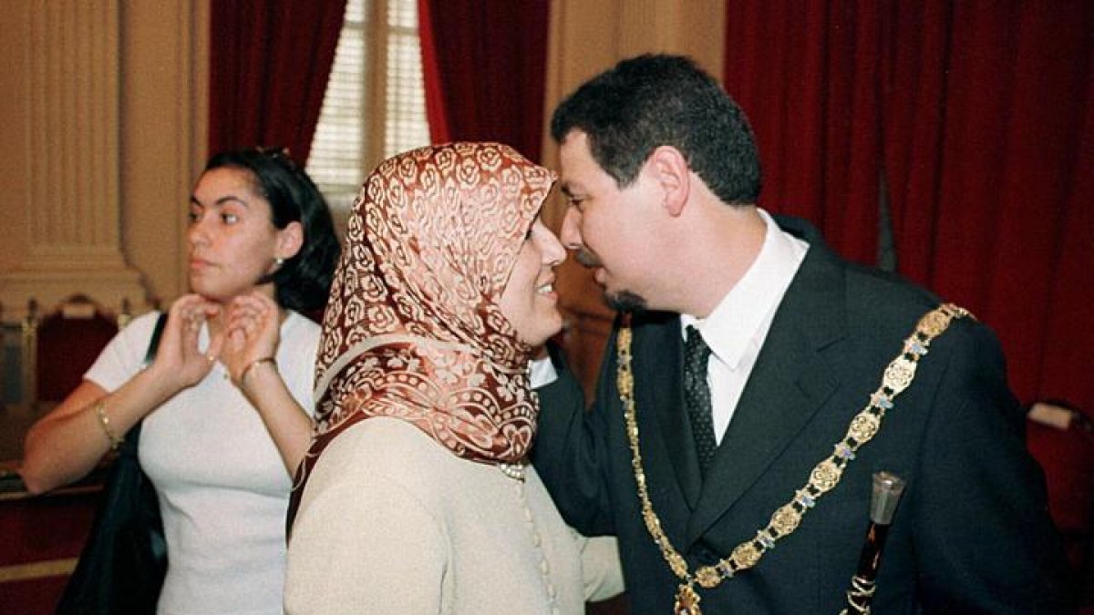 Mustafa Aberchan recibe la felicitación de su esposa tras ser investido presidente de la Ciudad Autónoma de Melilla, el día 4 de julio de 1999.