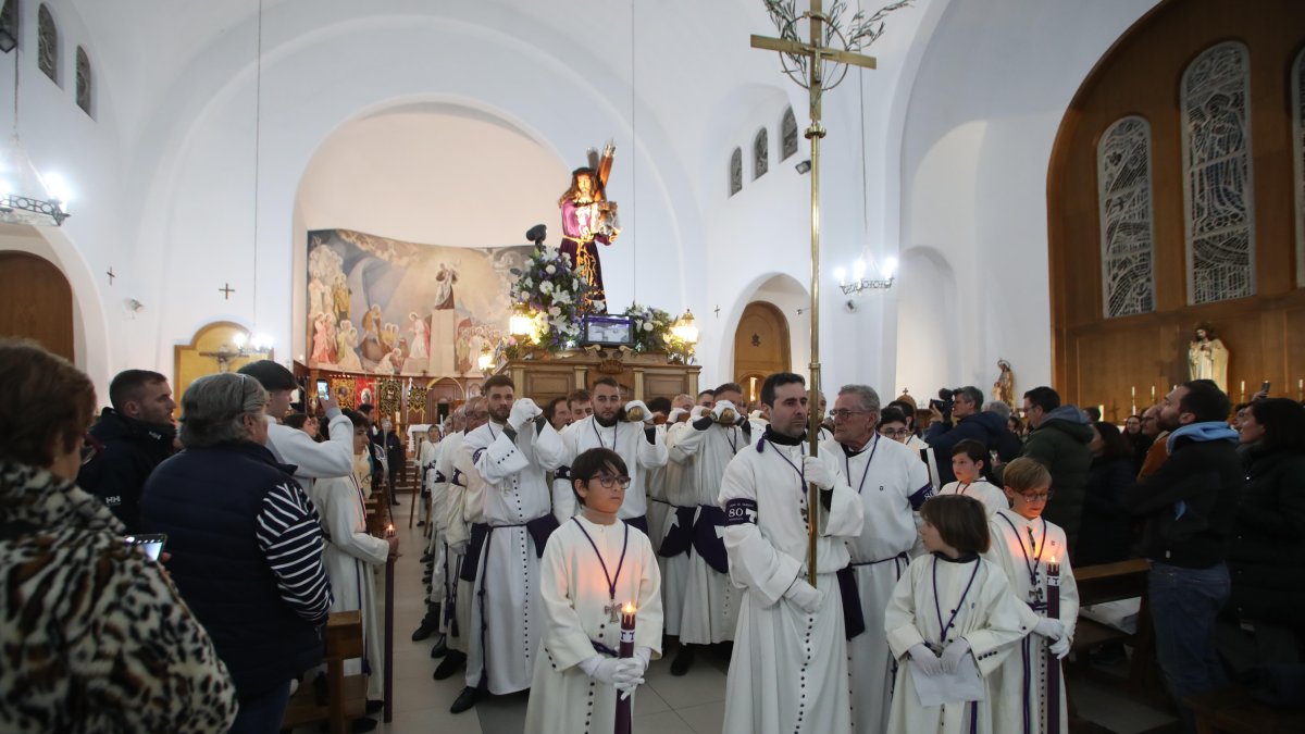 Acto religioso en el interior de la iglesia de San Pedro tras suspenderse la Procesión de la Santa Cena de Ponferrada.