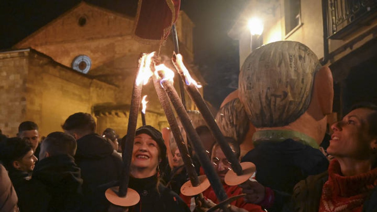 Miles de personas han participado esta madrugada en el 'Entierro de Genarín' de la capital leonesa.