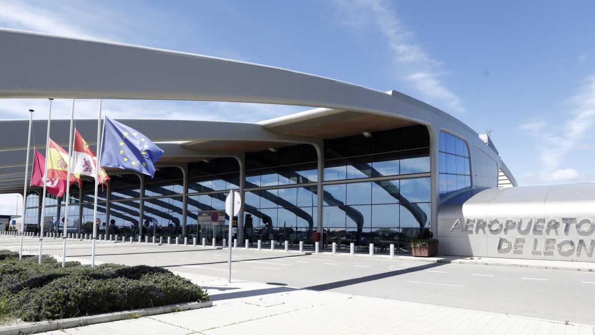 Vista exterior del aeropuerto de León.