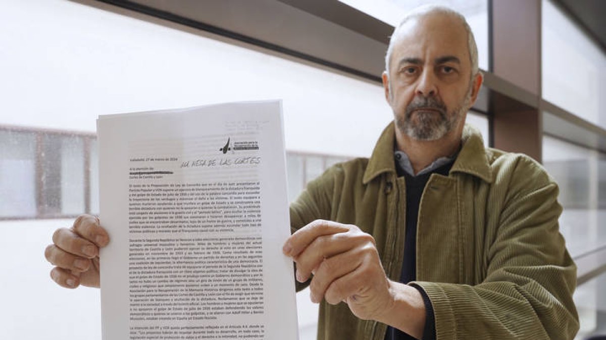 El presidente de la Asociación para la Recuperación de la Memoria Histórica, Emilio Silva Barrera, presenta un escrito en las Cortes de Castilla y León como respuesta al texto de la Proposición de Ley de Concordia.