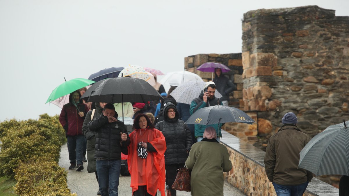 Turistas en el acceso al Castillo de los Templarios de Ponferrada.