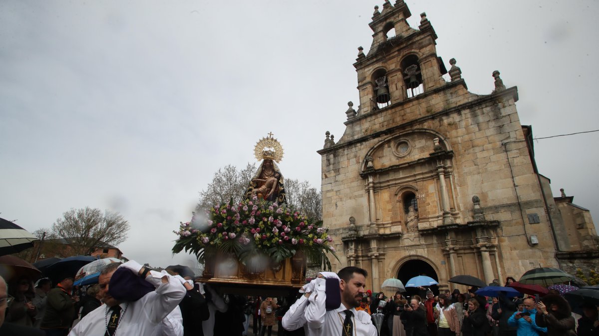 Imágenes de la procesión de la Virgen de las Angustias, en el Lunes de Pascua en Cacabelos.