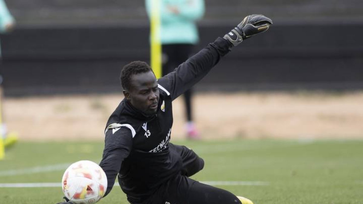 El portero del Rayo Majadahonda Sarr recibió presuntos insultos racistas por parte de la afición del Sestao River.