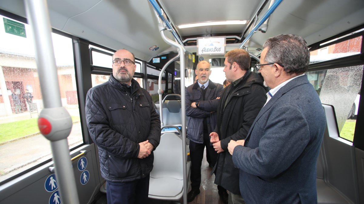 Morala, esta martes, en la presentación de los nuevos autobuses urbanos.