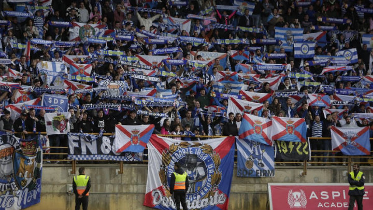 La afición del equipo berciano anima en el partido Cultural-SD Ponferradina.