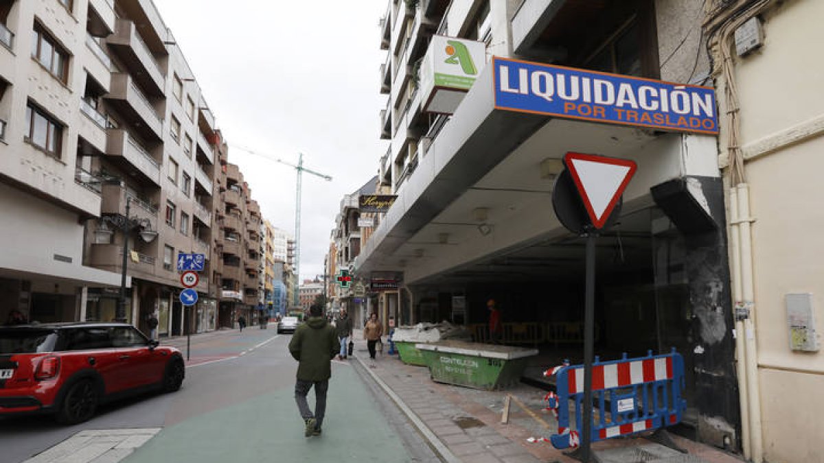 Las obras de Primor han comenzado por el derribo del interior del local del antiguo Leyco.