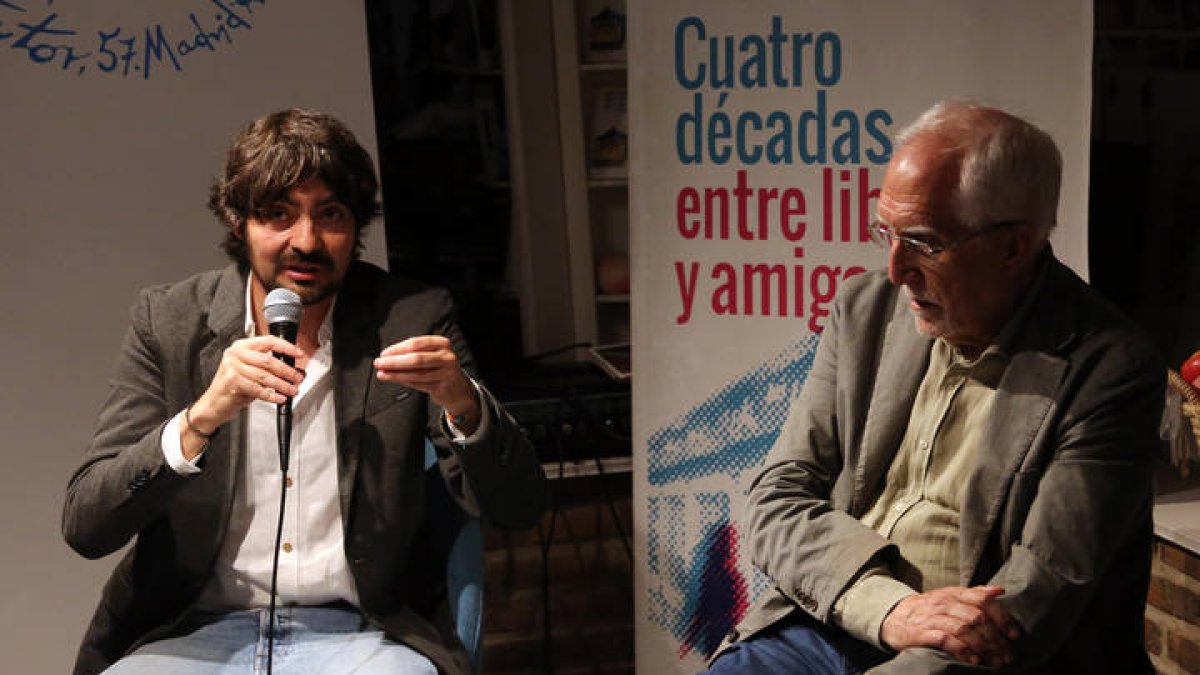 Emilio Gancedo, en una presentación en Madrid en la librería Rafael Alberti junto a Luis Mateo Díez.