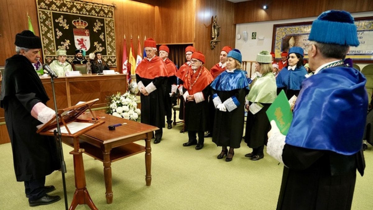 Ceremonia de investidura como doctores Honoris Causa de la Universidad de León de Manuel Atienza Rodríguez, Dionisio Llamazares Fernández y Laura María Lechuga Gómez